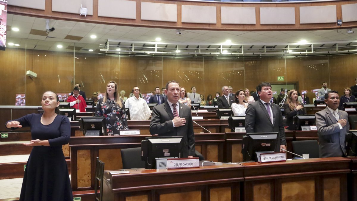 Un total de 120 asambleístas estuvieron presentes en la sesión que acaba de aprobar el proyecto de reformas al Código de la Democracia.