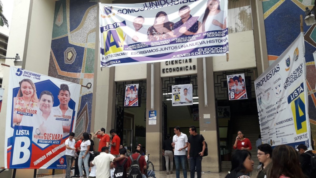 En cada facultad hay pancartas y afiches con los rostros de los candidatos.