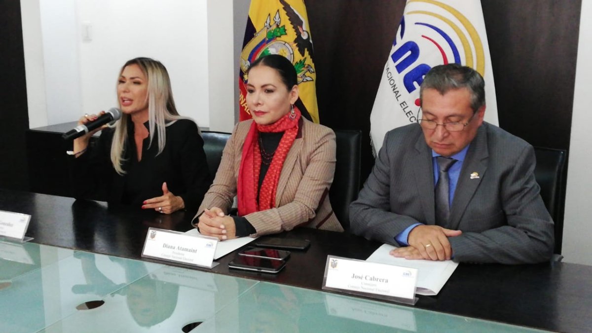 La presidenta del CNE, Diana Atamaint (c), la viceprefecta del Guayas, Susana González(i), y el consejero José Cabrera, se refieren a la aprobación de las reformas al Código Democracia.