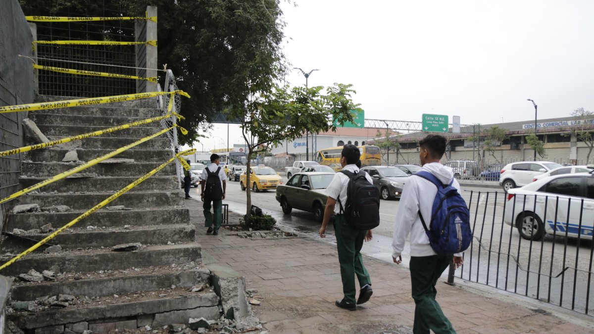 Afectados. Los estudiantes del Simón Bolívar buscan opciones para cruzar la vía.