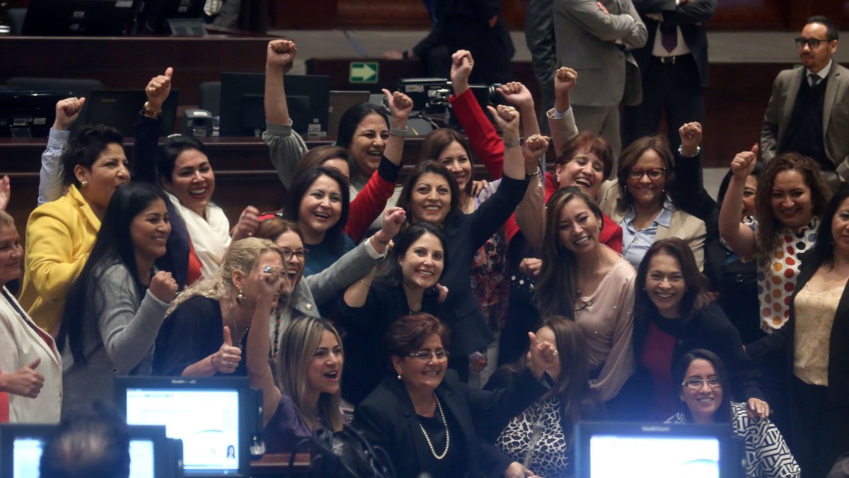 Asambleístas mujeres de todos los partidos, con excepción del correísmo, festejaron las reformas de la ley que establecen la paridad de género en la conformación de las listas electorales.