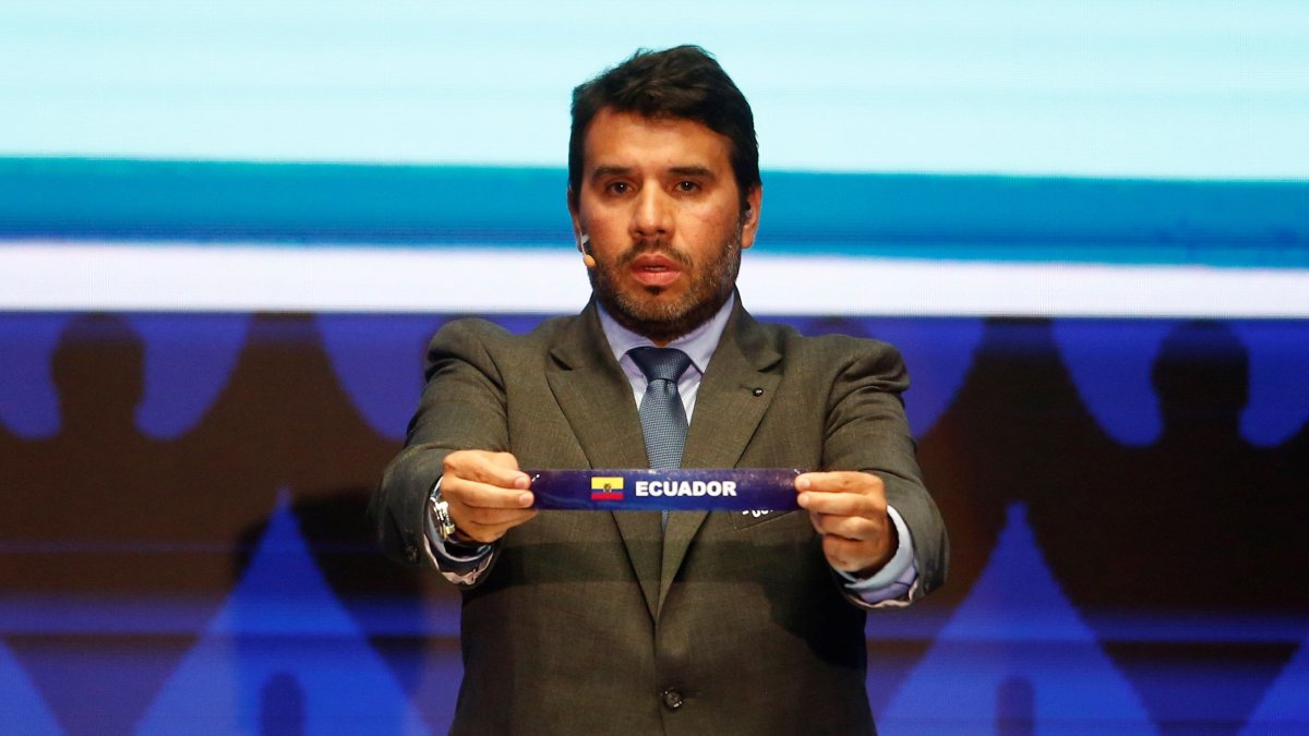 El director de competiciones de la Conmebol Hugo Figueredo sostiene la papeleta de  Ecuador en el sorteo de la Copa América.