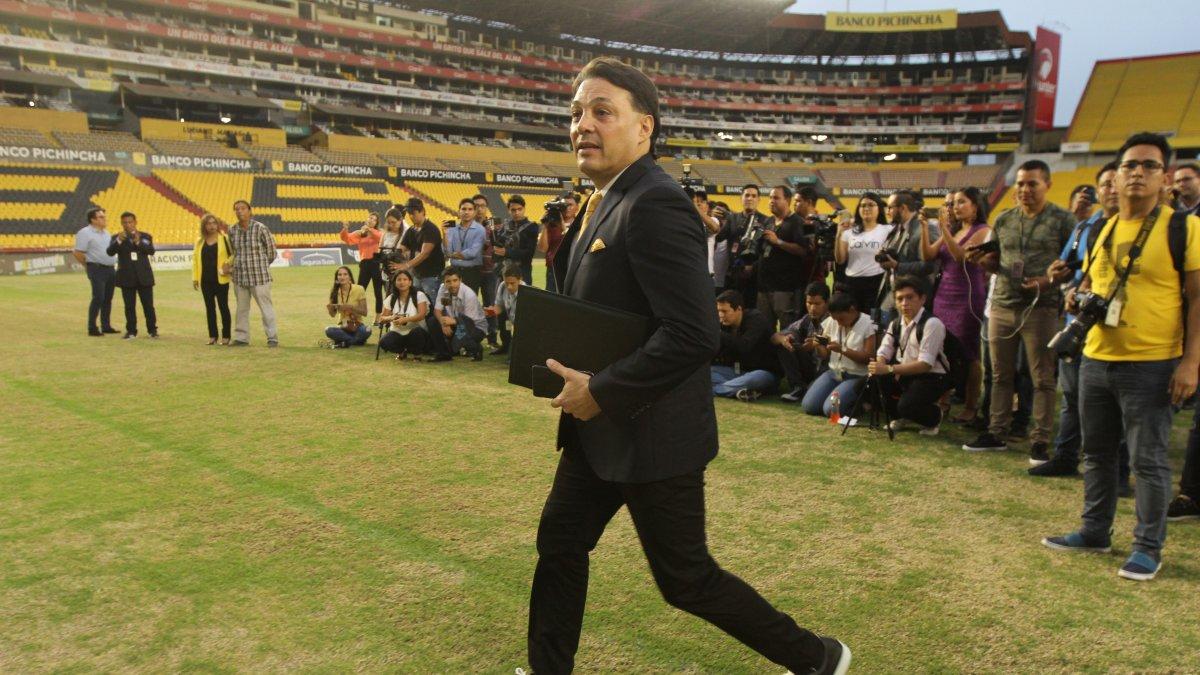 Carlos Alfaro Moreno marcó bien la cancha el día que asumió la presidencia de Barcelona.