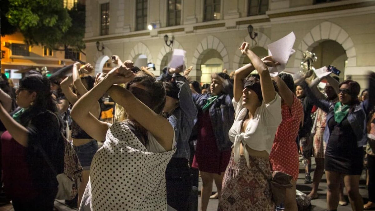Previo al performance, las mujeres que participaron en el acto se reunieron en la Plaza de la Administración a ensayar.
