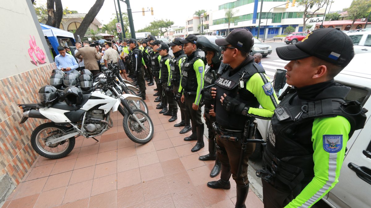 Policías en la avenida Víctor Emilio Estrada, avenida de la ciudadela Urdesa.