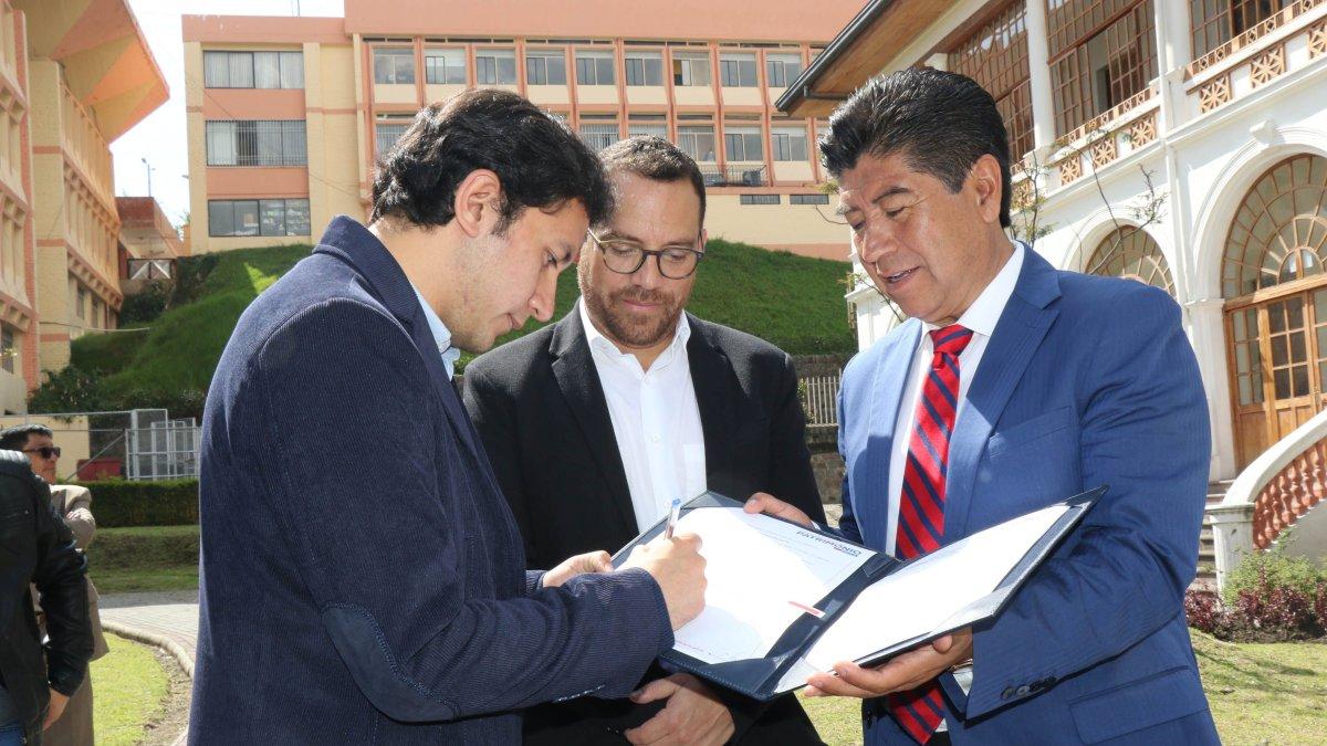 El ministro de Cultura, Juan Fernando Velasco (c), suscribió el acuerdo y agradeció por la acción del gobierno municipal.