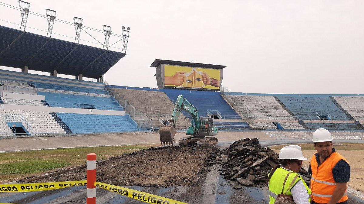 La capa de pista sintética ya está siendo removida en su totalidad