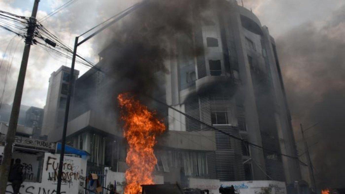El incendió afectó el trabajo de 1.300 funcionarios y ocasionó la pérdida de documentos, mobiliario, cuadros patrimoniales y equipos de computación.