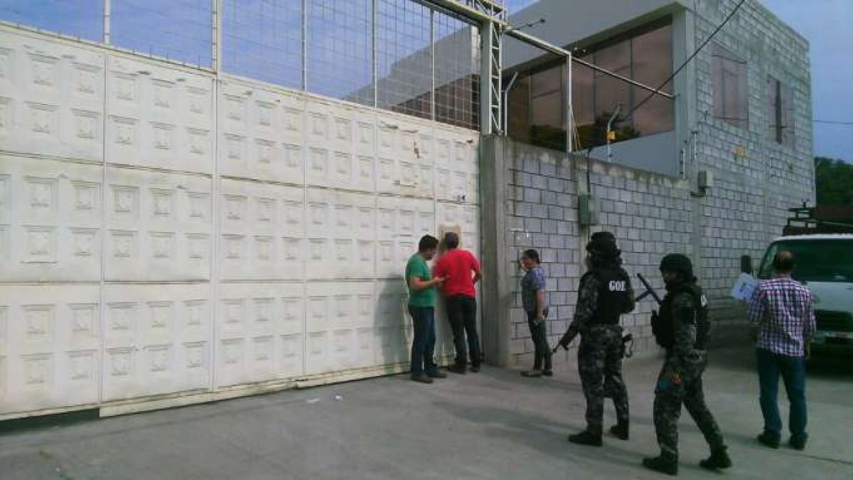 En Esmeraldas, la policía allanó unos inmuebles de la empresa Vladmau. La policía encontró que varios documentos, que estarían relacionados con Petroecuador y la Refinería de Esmeraldas.