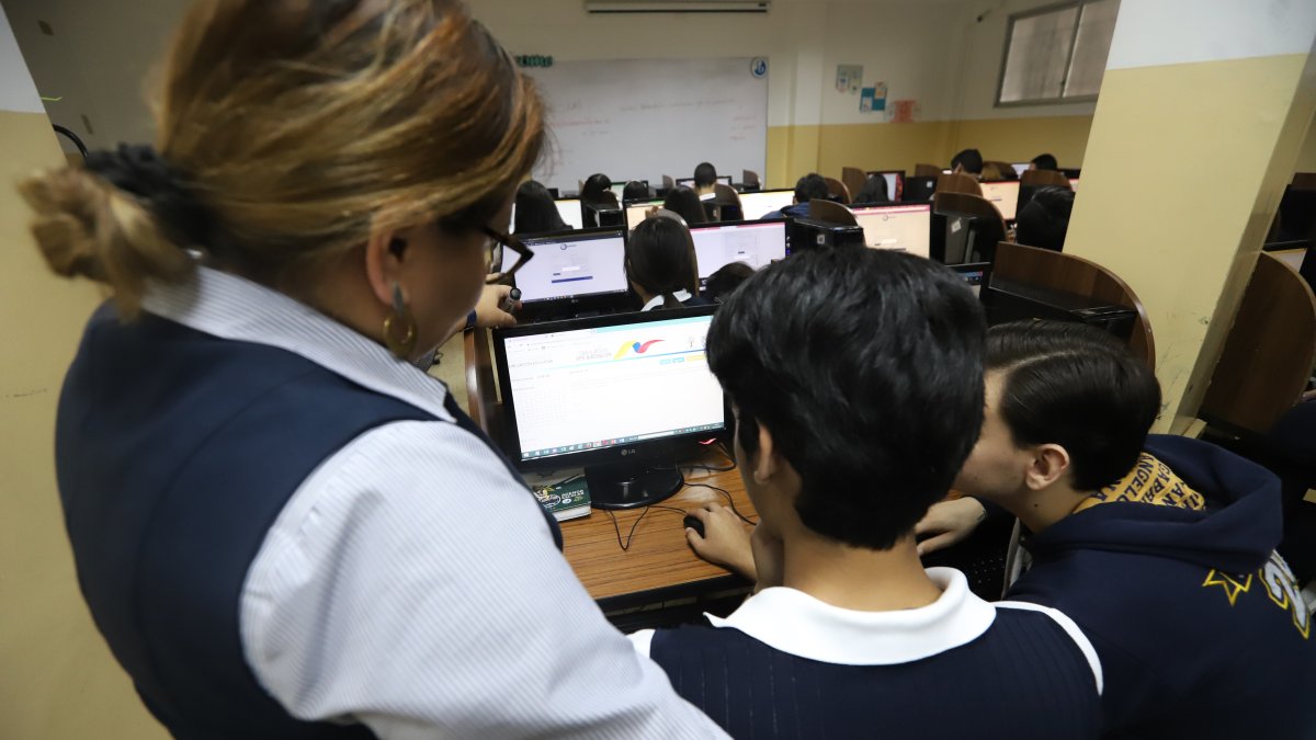 Ayuda. En los colegios, los docentes capacitan a los estudiantes y los apoyan para que puedan inscribirse a través de la plataforma Ser Bachiller.