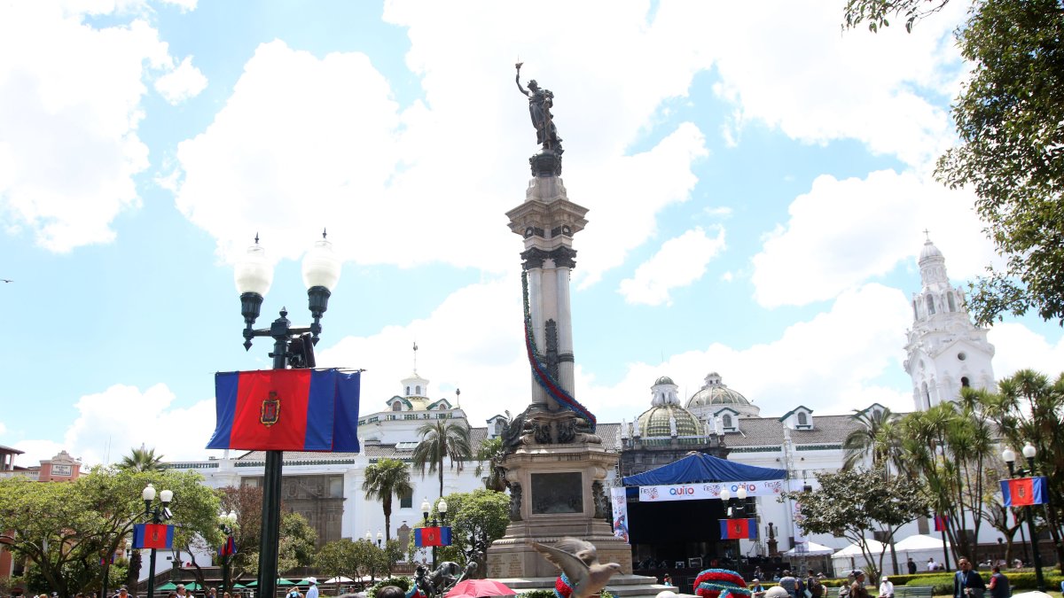 Decoración. La ciudad, por iniciativa pública y privada, está decorada con los colores de la bandera. También hay ofrendas florales en puntos estratégicos.