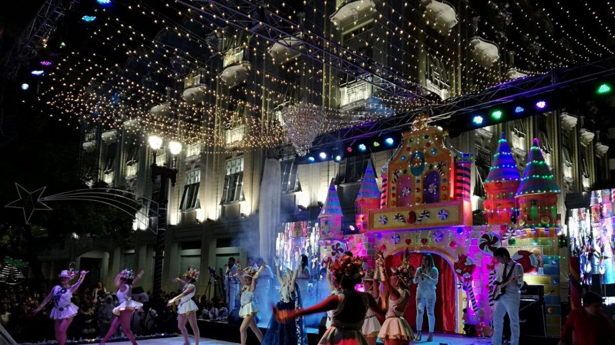 Con un show artístico se inauguró la fiesta en el lugar.