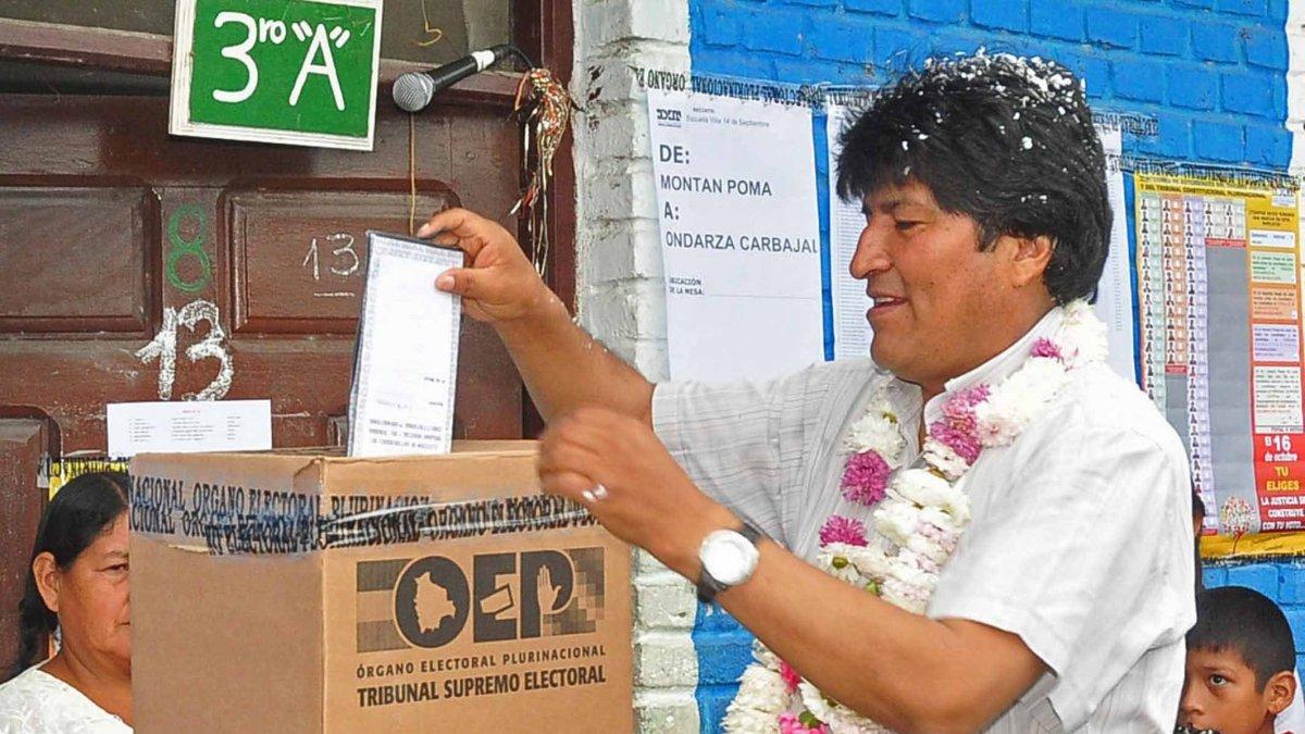 Evo Morales deposita su voto el pasado 20 de octubre.