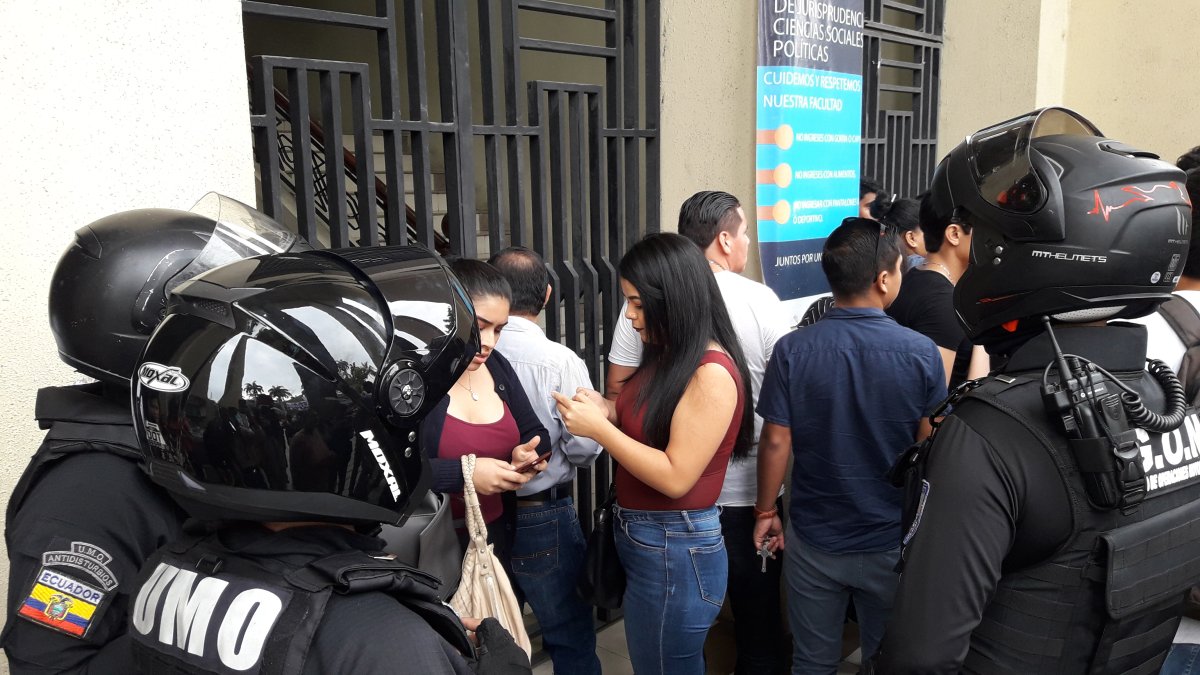 En la facultad de Jurisprudencia hubo quejas ante del inicio de los comicios.