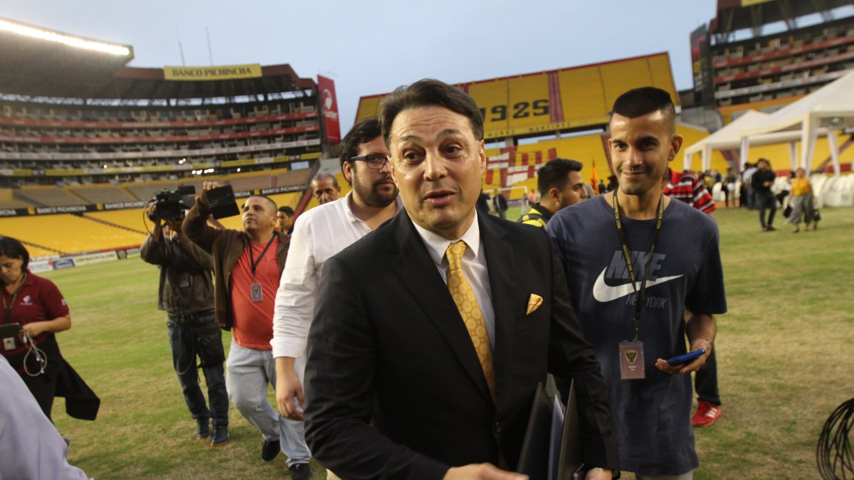 Carlos Alfaro Moreno también confirmó que Matías Oyola seguirá un año más en el equipo.