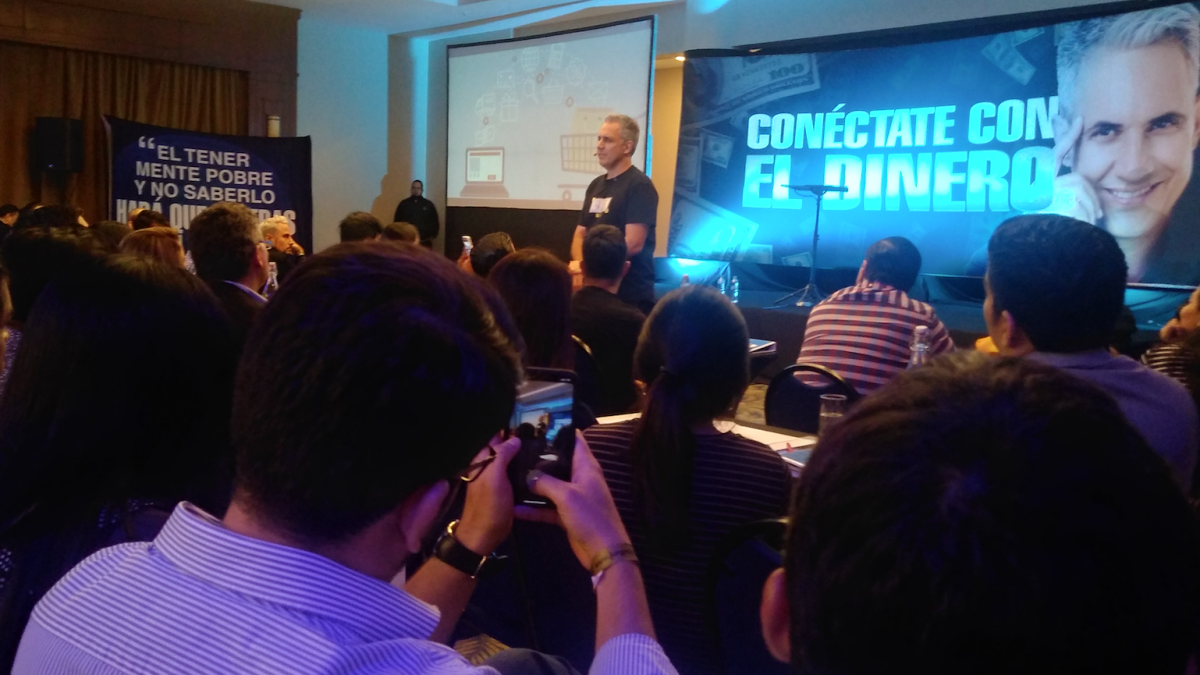Jürgen Klarić da su conferencia en el hotel Sheraton de Guayaquil, el gurú del marketing llenó la sala.