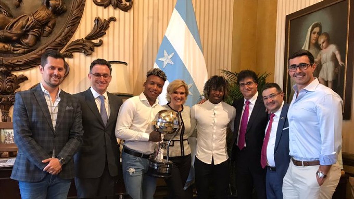 En la entrega participaron jugadores y directivos del club.