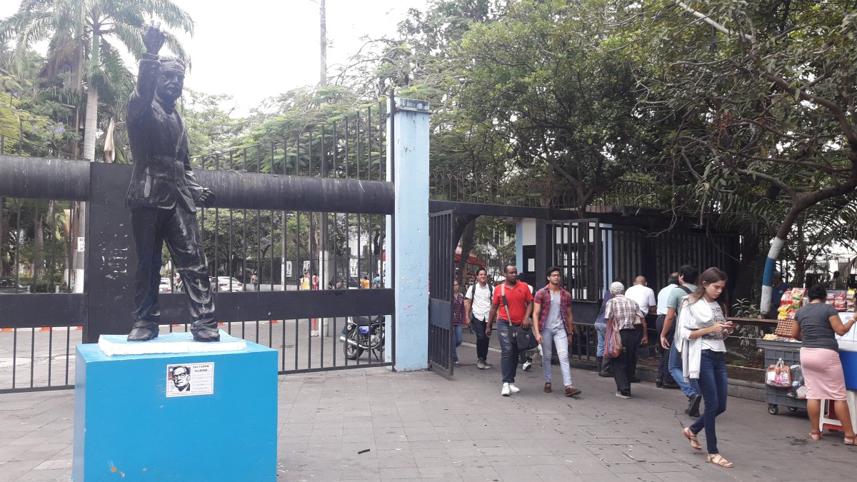 El monumento a Salvador Allende está ubicado en una de las puertas de ingreso a la ciudadela universitaria.