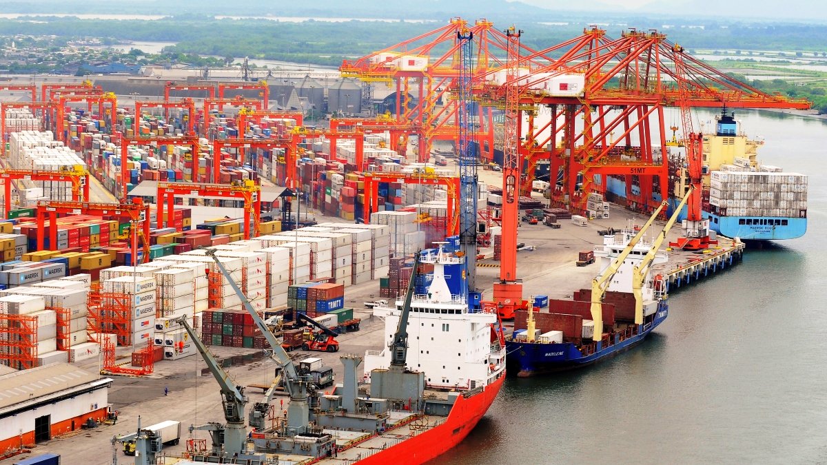 La carga de exportación e importación que se mueve por el Puerto de Guayaquil.