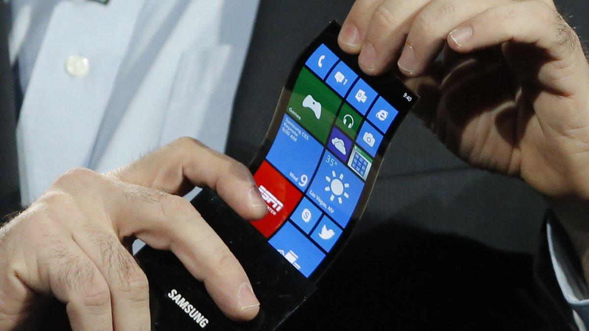 En los últimos años, muchos fabricantes han estado trabajando en teléfonos con pantallas flexibles.