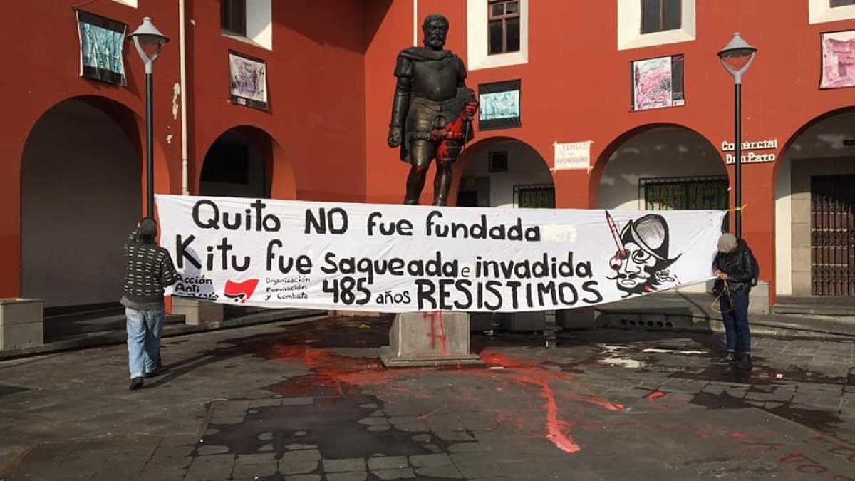 El monumento lucía manchas rojas y estaba acompañado con un cartel.