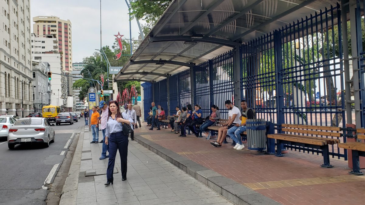 Varios usuarios se quedaron esperando por varios minutos la llegada de los buses