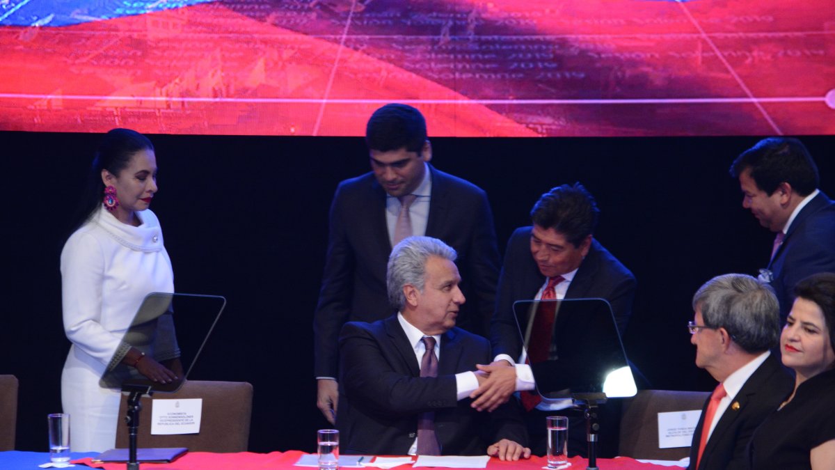 Saludos. El alcalde Yunda saluda al presidente Moreno durante la tradicional sesión solemne.