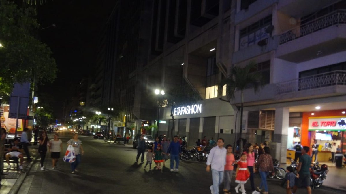 Las personas caminaron en la arteria desde las 21:00.