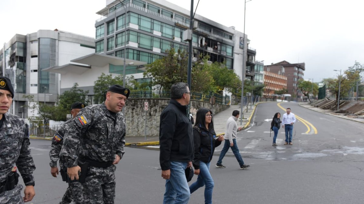 Peritos de Criminalística analizaron los daños que tuvo el edificio de la Contraloría tras los actos vandálicos ocurridos durante el paro nacional, en octubre.