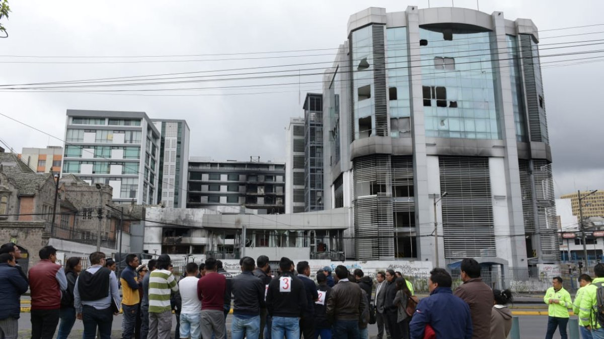 Los sospechosos de haber dañado la infraestructura fueron al lugar resguardados por agentes de Criminalística.