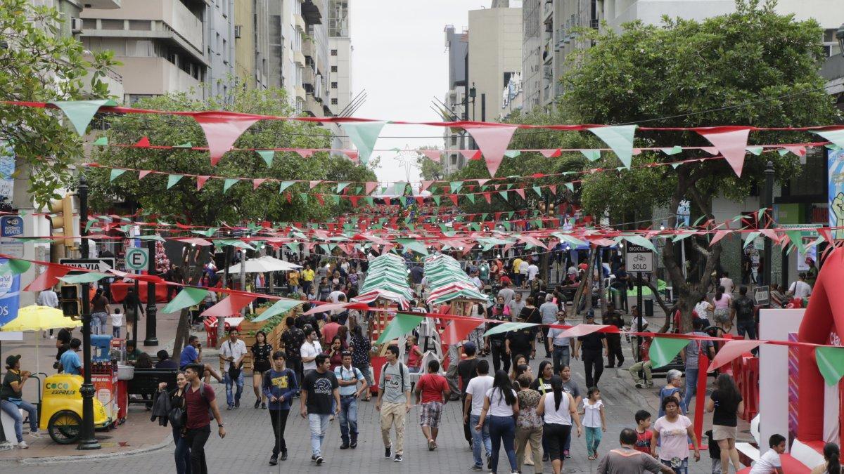 La avenida fue decorada con banderines rojos y verdes, alusivos a la Navidad.
FECHA : 07/12/2019
Agencia (ag-extra)