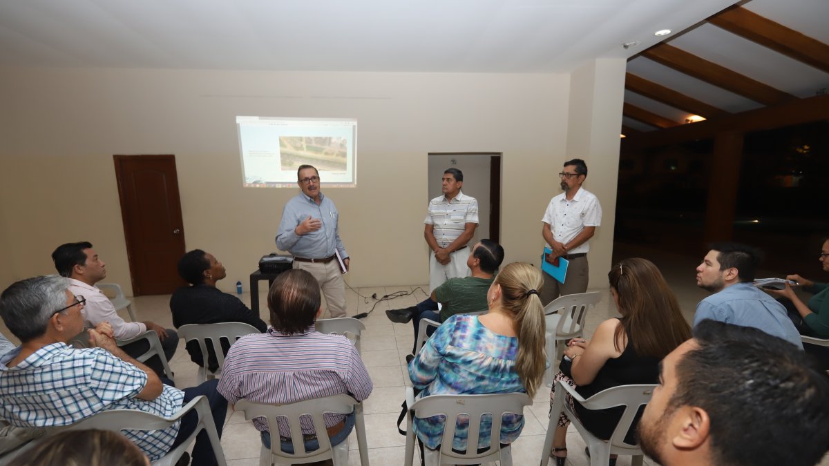 Reunión. Vía a la costa se prepara para realizar un nuevo plantón, con miras a que se solucionen sus problemas.