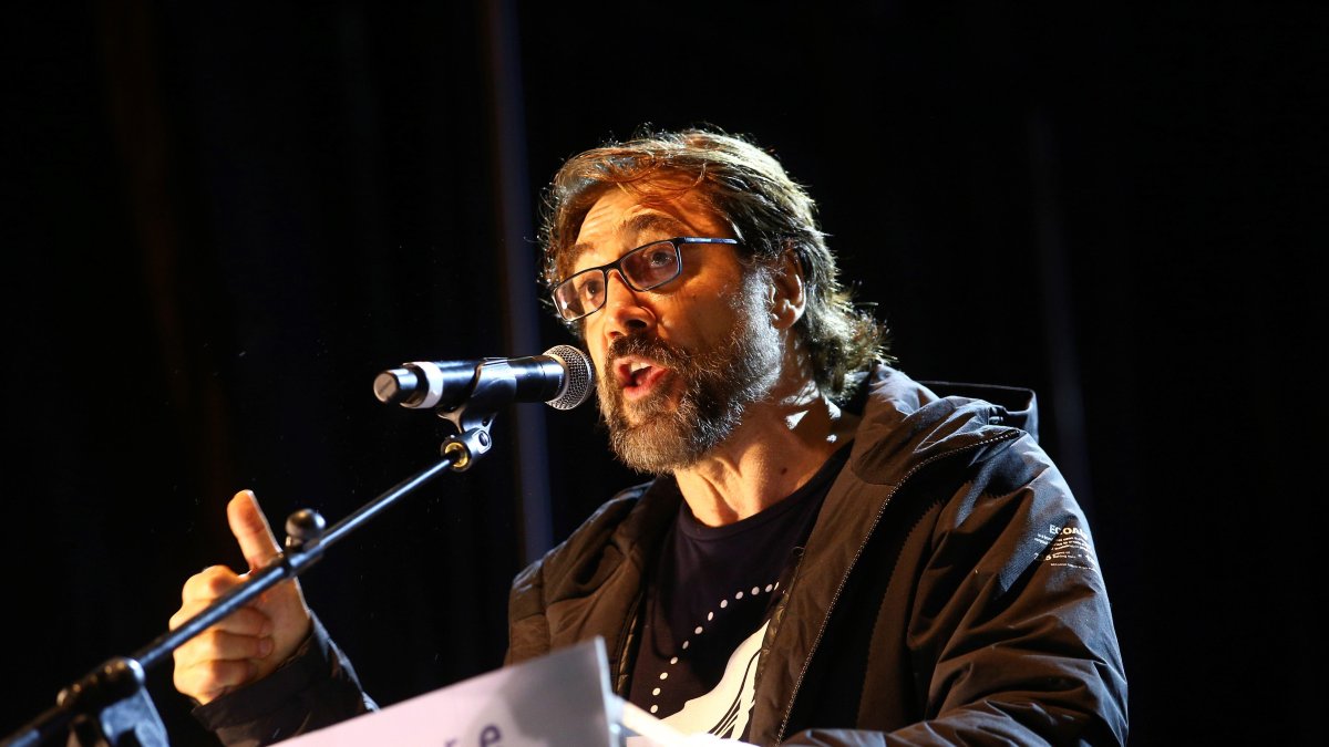 El actor Javier Bardem en su intervención en la Marcha por el Clima, convocada por Fridays For Future, Alianza por el Clima, Alianza por la Emergencia Climática y 2020 Rebelión por el Clima, este viernes en Madrid.
