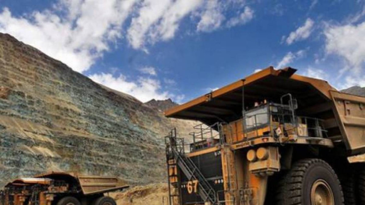 El mineral fue transportado en ocho contenedores sellados, de 22 toneladas cada uno.