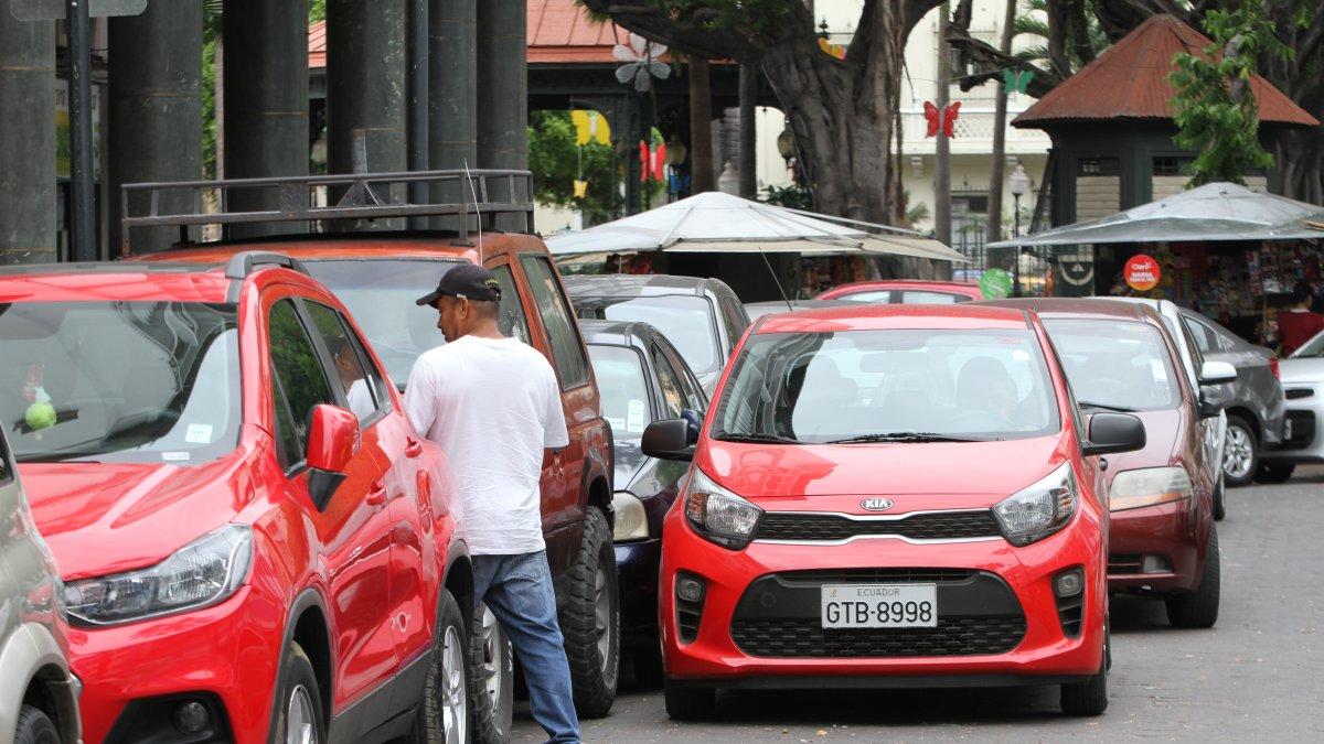 Multas. En el centro de la urbe los conductores son multados por estacionar a doble columna.