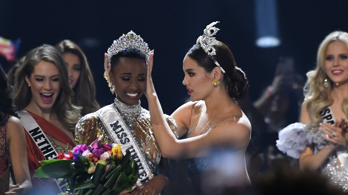 Catriona Gray, Miss Universo de 2018, coloca la corona a su sucesora