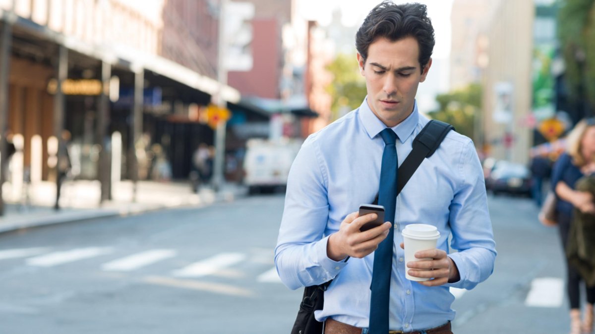 Caminar distraído en la calle escribiendo en el celular puede llevarlo a lesiones.