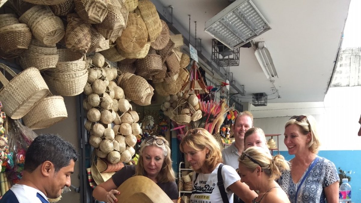 Tradición. Un grupo de turistas pregunta por los utensilios típicos de los pueblos, uno de ellos la batea para preparar 