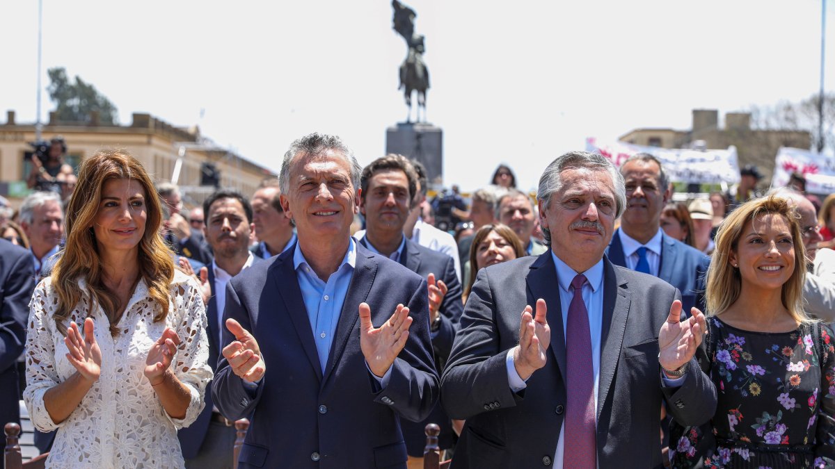LUJÁN. El presidente saliente, Mauricio Macri (Izq.), junto al presidente electo, Alberto Fernández (Der.), durante una misa este domingo.
