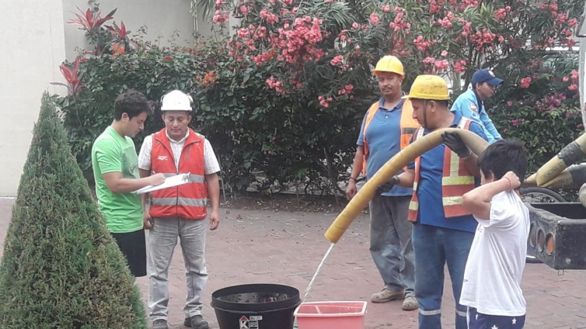 Tanqueros ofrecieron abastecimiento alternativo a los habitantes de vía a la Costa.