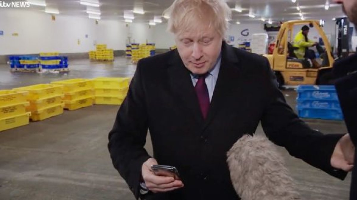 LONDRES. El primer ministro británico, Boris Johnson, cuando retiene el celular