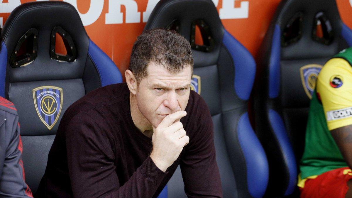 Schürrer tomó las riendas del club oriental en abril de este año, tras el despido del uruguayo Eduardo Favaro, quien había dirigido once encuentros con Aucas.