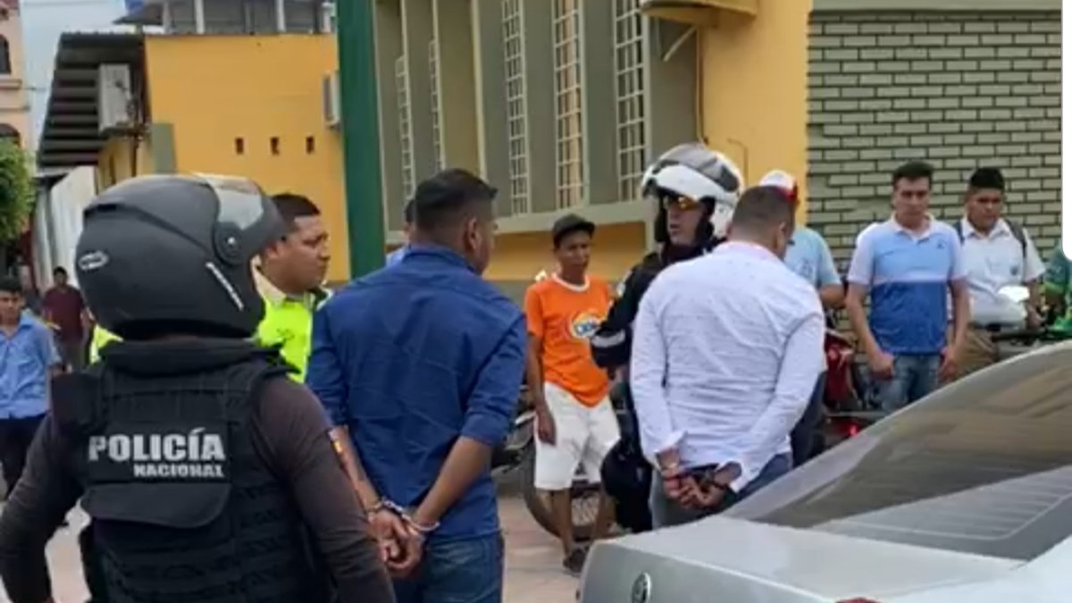 La Policía detuvo a dos personas armadas en el exterior del Municipio.
