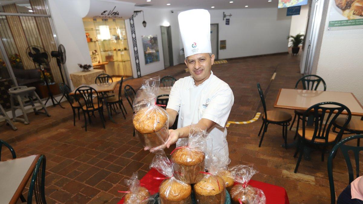 Francisco Vinueza tiene 23 años de experiencia como panadero pastelero en los hoteles. En el Continental el pan de pascua es gourmet, con nuevos perfumes, sin perder su tradición.