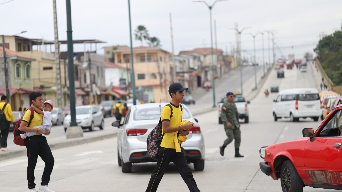 Riesgo. Cientos de estudiantes del Teniente Hugo Ortiz cruzan la vía Alvarado Oleas para ir y salir del colegio.