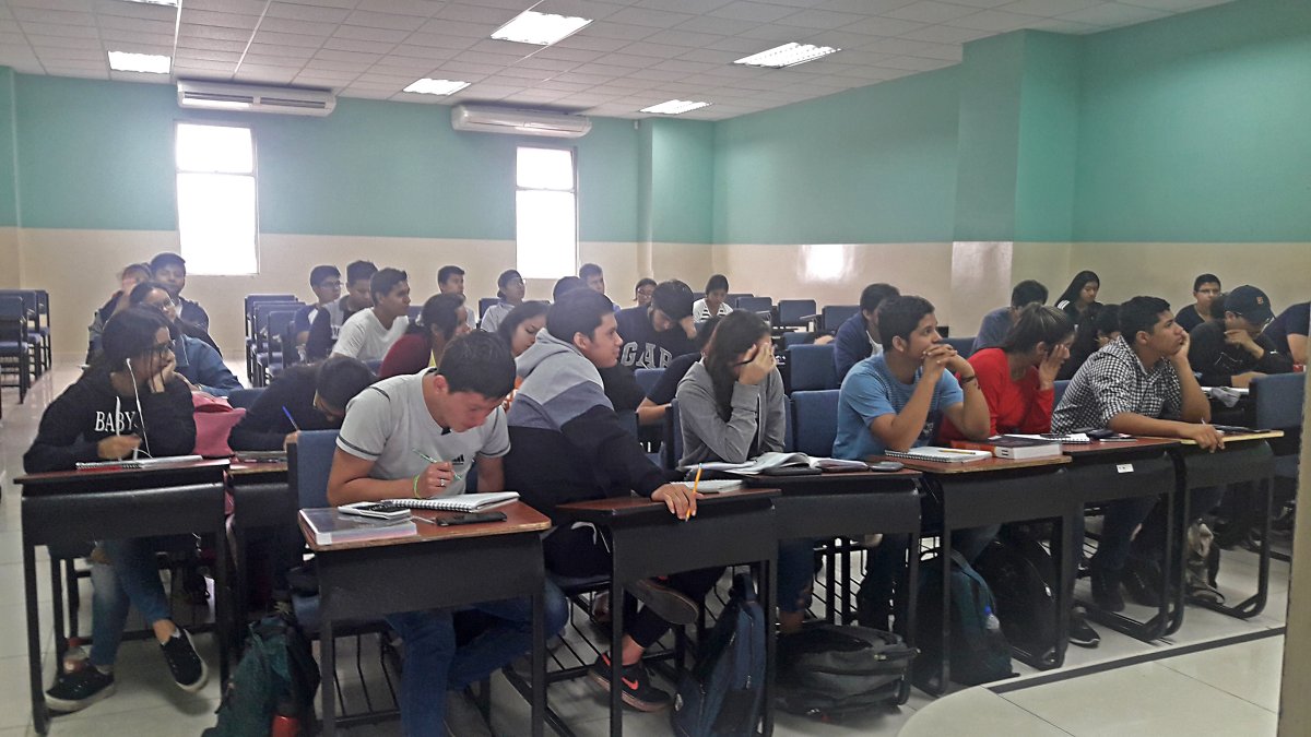 Trabajo. Al igual que este grupo de estudiantes, otros se preparan para la prueba de admisión en la Espol.