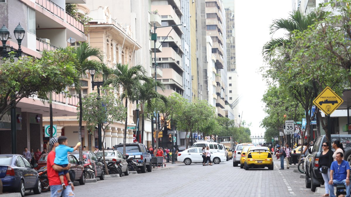 Limpieza. La avenida estaba limpia la mañana de ayer. Personal de Puerto Limpio evacuó la basura durante la noche del domingo.