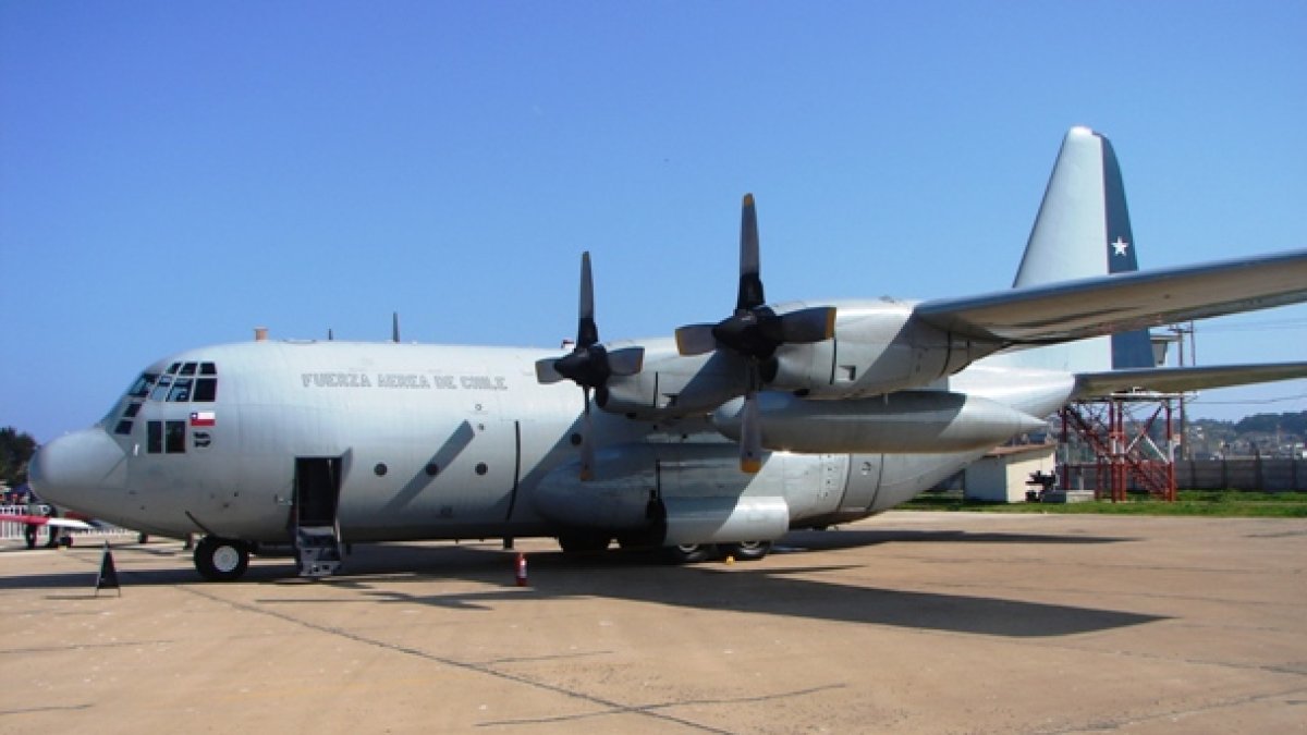 La aeronave cumplía tareas de apoyo logístico y trasladaba personal para la revisión del oleoducto flotante de abastecimiento de combustible