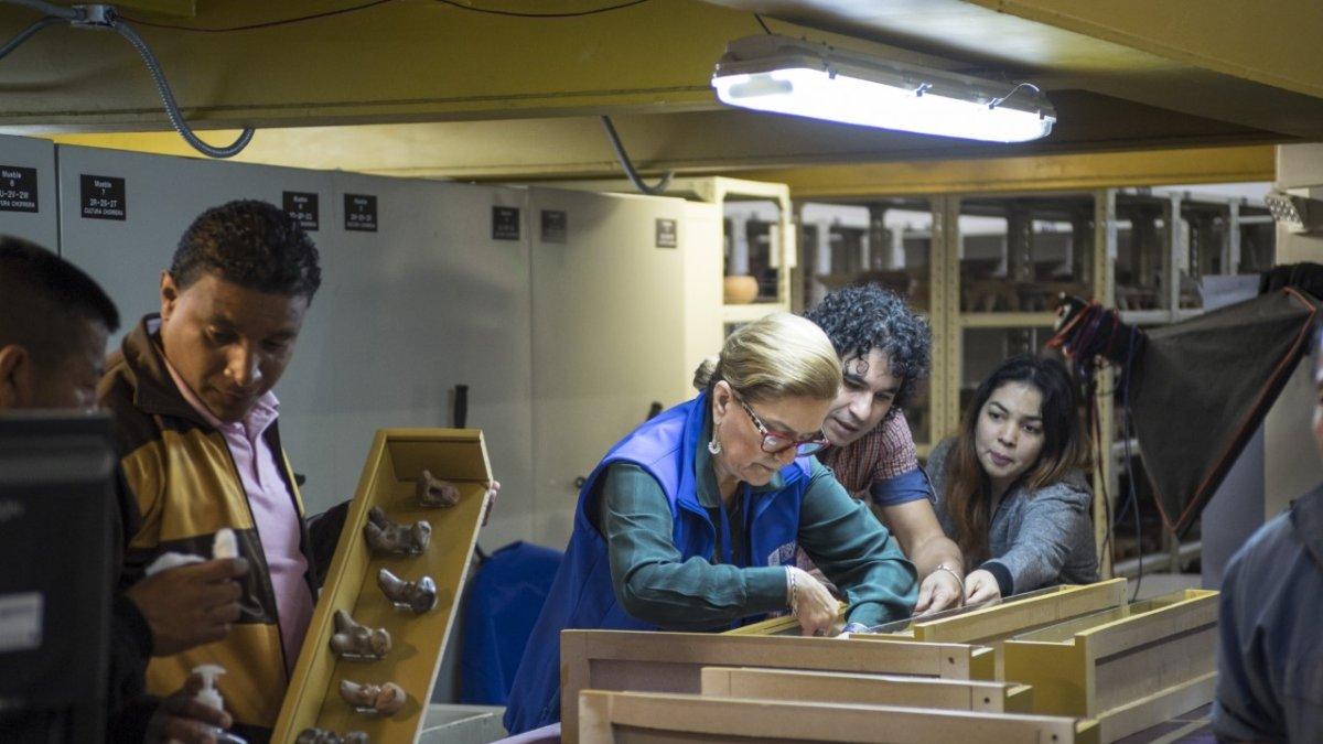 La investigadora Mariela García ubica en las vitrinas las piezas arqueológicas.