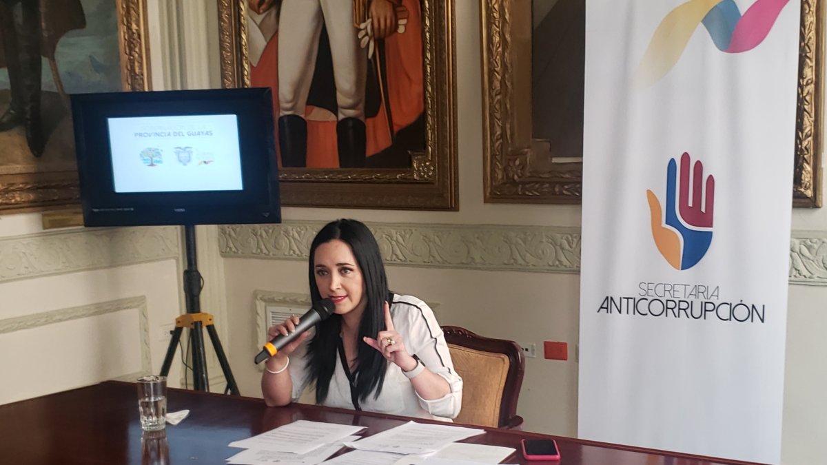 La secretaria Dora Ordóñez durante la rueda de prensa en la Gobernación del Guayas.